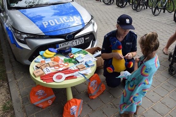 policjantka rozmawia z dzieckiem o bezpieczeństwie