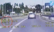kadr z nagrania wideorejestratora przedstawia samochód przekraczający prędkość