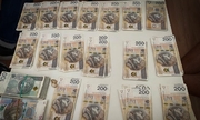 banknoty leżące na stole