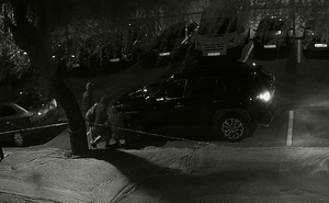 zdjęcie z monitoringu miejskiego, na którym zamaskowani mężczyźni próbują ukraść samochód