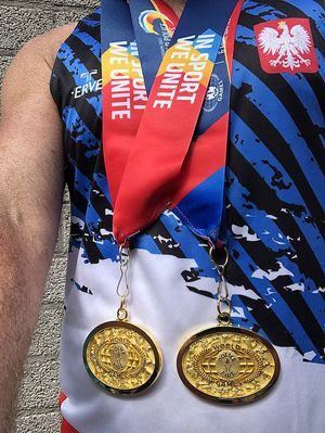 dwa medale na szyi zawodnika