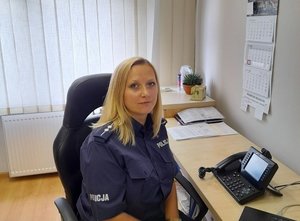 Zdjęcie przedstawia policjantkę z Komendy Miejskiej Policji w Przemyślu asp. Anitę Pukalską, która oddała szpik kostny dla swojego genetycznego bliźniaka