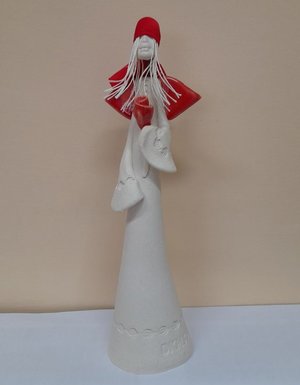 zdjęcie przedstawia figurkę białego anioła z czerwoną czapką i skrzydłami