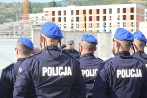 grupa policjantów w trakcie uroczystości