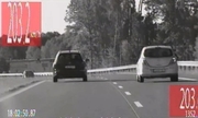 kadr z nagrania wideorejestratora przedstawia dwa samochody jadące drogą