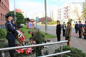 Przedstawiciele służb mundurowych z powiatu będzińskiego składają kwiaty pod obeliskiem