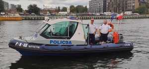 dwaj policjanci stoją na łodzi policyjnej