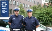 na zdjęciu dwóch umundurowanych policjantów, w tle radiowóz i budynek komendy policji w zabrzu