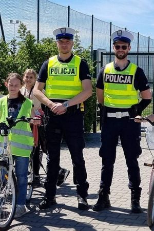 dwaj policjanci wśród dzieci