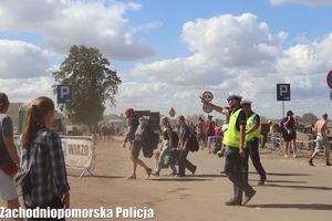 dwaj policjanci wśród uczestników festiwalu