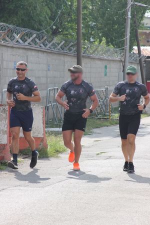 Biegnący funkcjonariusze XXXIII Rotacji Jednostki Specjalnej Polskiej Policji w Kosowie