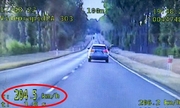 Zrzut ekranu z videorejestratora przedstawia pojazd na drodze krajowej