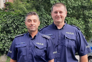 dwaj policjanci asp. szt. Jarosław Stanicki i asp. szt. Grzegorz Czerwiński w mundurach pozują do zdjęcia