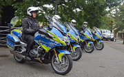 Czterech policjantów siedzi na nowych policyjnych motocyklach