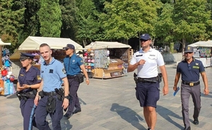 pięciu umundurowanych policjantów idzie ulicą, drugi od prawej to policjant z Polski