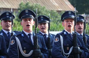 Kompania Reprezentacyjna Polskiej Policji podczas śpiewu