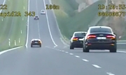 Stopklatka z nagrania wideorejestratora przestawia trzy samochody jadące drogą