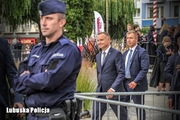 Policjant zabezpiecza przejście Prezydenta Andrzeja Dudy