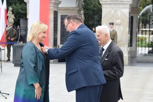 Uroczystości na placu Piłsudskiego z okazji Dnia Weterana Walk o Niepodległość Rzeczypospolitej Polskiej - wręczenie odznaczeń