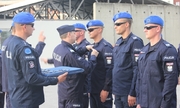 zdjęcie w trakcie wręczenia medali policyjnym misjonarzom w Kosowie