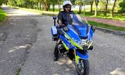 policjant na motocyklu - widok z przodu