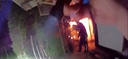 policjanci gaszą pożar