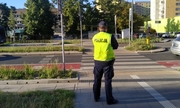 na zdjęciu policjant stoi naprzeciwko przejścia dla pieszych