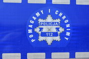 policyjna odznaka i napis Pomagamy i chronimy