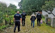 polscy i niemieccy policjanci idą w kierunku lasu