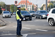 Policjant na skrzyżowaniu kieruje ruchem