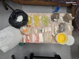 zdjęcie kolorowe: stół na którym zebrano różnego rodzaju narkotyki ujawnione w mieszkaniu zatrzymanego mężczyzny