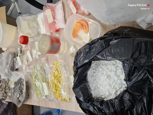 zdjęcie kolorowe: zabezpieczone narkotyki w tym płynna i sypka amfetamina zabezpieczone przez katowickich policjantów