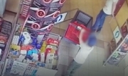 zdjęcie z kamery monitoringu sklepowego, na którym widać jak 4 letni chłopiec prowadzi wózek sklepowy i robi zakupy