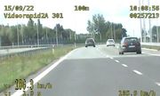 stop klatka z nagrania z videorejestratora, na którym kierowca popełnia wykroczenie drogowe i znacznie przekracza prędkość