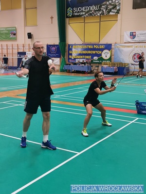 mężczyzna z kobietą w parze grający w badmintona