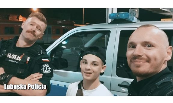 Policjanci z młodym chłopakiem
