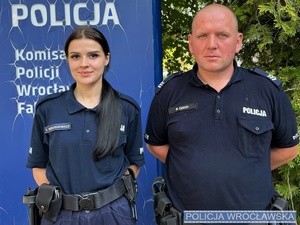 post. Tamira Rękosiewicz i sierż. szt. Mariusz Czech stoją na tle niebieskiej ścianki z napisem policja