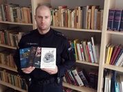 Policjant z rybnickiej komendy, prezentuje swoje powieści w Bibliotece