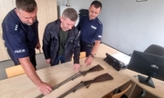 Rybniccy policjanci przekazują historyczną broń do Muzeum w Pszczynie