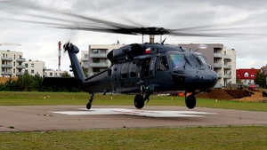 Policyjny Black Hawk lądujący na lądowisku