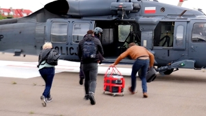 Lekarze wsiadają do policyjnego Black Hawka wraz z lodówką do transportu serca do przeszczepu