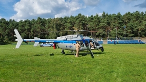 Policyjny Bell 407 GXi na lądowisku – płyta boiska