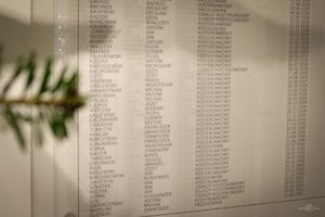 nazwiska na tablicy pamięci