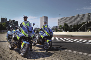dwóch umundurowanych policjantów stoi obok motocykli służbowych bmw r 1250 rt