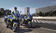 dwóch umundurowanych policjantów stoi obok motocykli służbowych bmw r 1250 rt