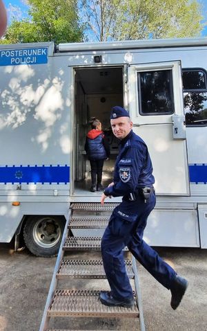policjant wchodzi do mobilnego posterunku Policji na pikniku z okazji biegu Rotmistrza Pileckiego