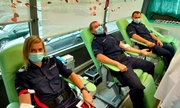 policjanci podczas oddawania krwi