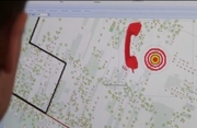 ekran komputera w centrum powiadamiania ratunkowego, widoczna mapa a na niej symbol słuchawki w kolorze czerwonym