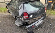 na zdjęciu czarnych samochód, w który uderzył pijany kierowca doprowadzając do uszkodzenia tylnego zderzaka