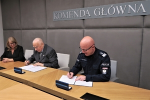 Komendant Główny Policji, Prezes TPD Wiesław Kołak oraz Sekretarz Generalna  Jolanta Szklarska podczas podpisywania porozumienia